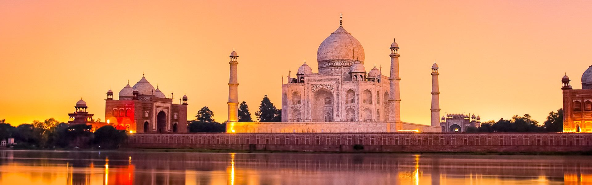 Spiegelung des Taj Mahal zum Sonnenuntergang |  Xantana, iStockphoto.com / Chamleon
