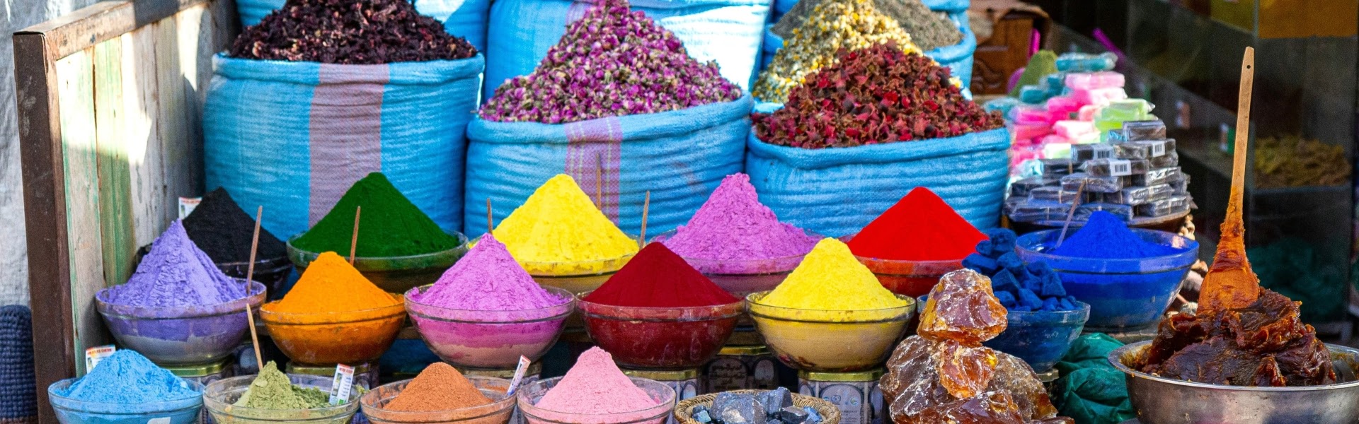 Farbenfrohe Basar in Marrakesch, Marokko |  Berni Wittmann, Unsplash.com / Chamleon