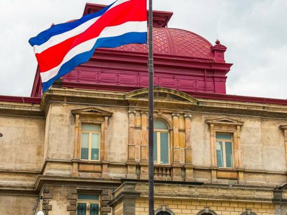 Fahne in San Jos |  Christian Hergenrther / Chamleon