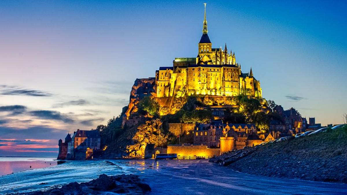 Mont Saint Michel im Abendlicht | © Andre Ouellet, Unsplash / Chamäleon Mont Saint Michel im Abendlicht | © Andre Ouellet, Unsplash / Chamäleon