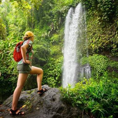 Junge Frau am Wasserfall im Dschungel |  Soft_Light, iStockphoto.com / YOLO.Reisen
