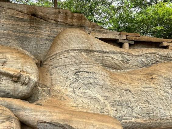 Liegende Buddha-Statue in der Gal Vihara von Polonnaruwa, Sri Lanka |  Secret Travel Guide, Unsplash.com / Chamleon