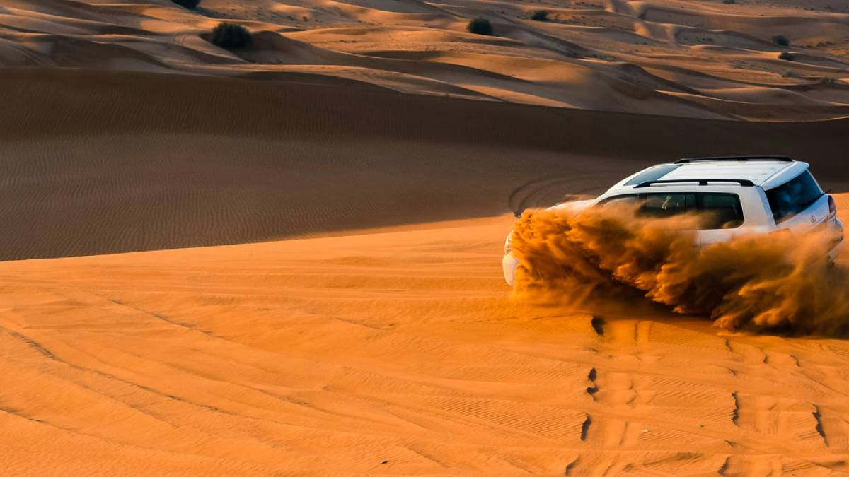 Gelaendewagen in der Sahara Wueste |  Stephane Hurbe, Unsplash / Chamleon