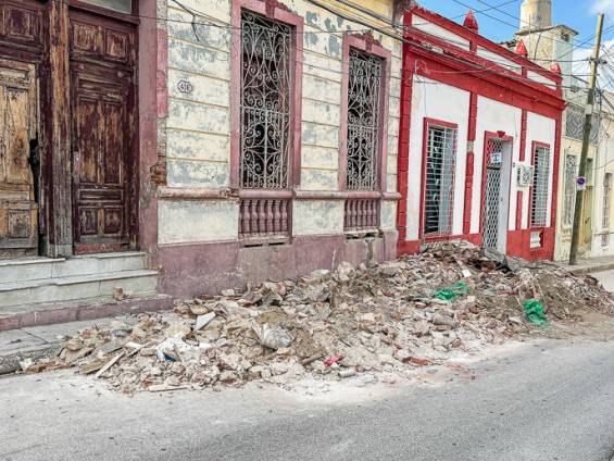 Schutt am Straenrand von Hurrikan Melissa |  Camaquito / Chamleon