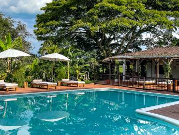 Pool |  Hotel MuchoSur Quimbaya / Chamleon