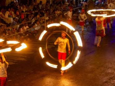 Feuertnzer der Esala-Perahera in Kandy, Sri Lanka |  Yves Alarie, Unsplash.com / Chamleon