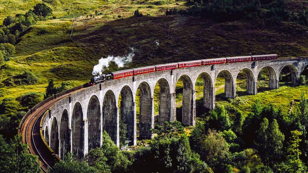 Dampflok auf dem Glenfinnan Viadukt | © Jack Anstey, Unsplash / Chamäleon Dampflok auf dem Glenfinnan Viadukt | © Jack Anstey, Unsplash / Chamäleon