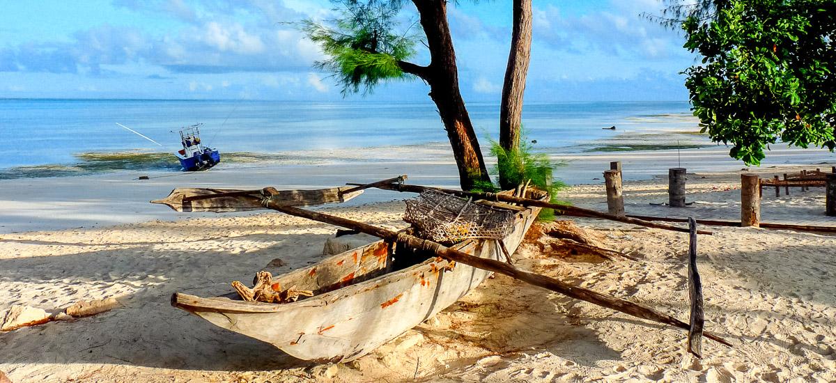 Boote am Strand von Sansibar |  Doris Falk und Karola Bebensee / Chamleon