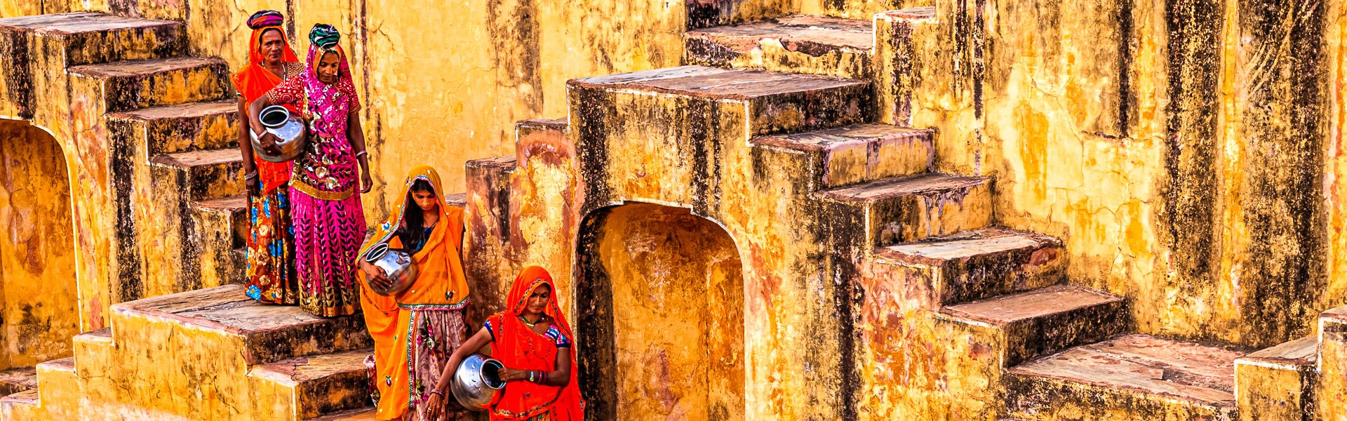 Indische Frauen tragen Wasser vom Stufenbrunnen |  Bartosz Hadyniak, iStockphoto.com / Chamleon