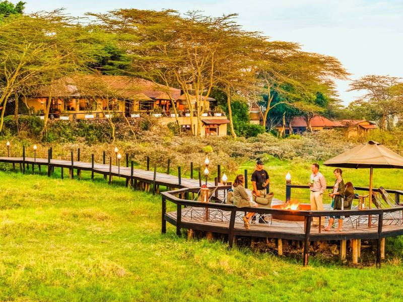 Hatari Lodge, Steg mit Beobachtungsplattform beim Sundowner | © Mads Mogensen, Hatari Lodge / Chamäleon