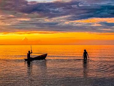 Sonnenuntergang mit Fischerboot